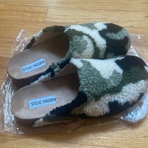 Steve Madden Camo slides/slippers Size 8